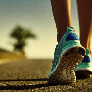 Manfaat Jalan Mundur untuk Kesehatan, Bisa Tingkatkan Daya Ingat!