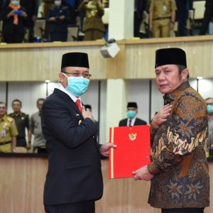 Serahkan SK Plt Bupati Muara Enim, Herman Deru Ajak Juarsah Perangi Covid-19