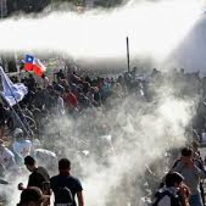 Petugas Dan Demonstran Bentrok,Ibu Kota Cile Rusuh