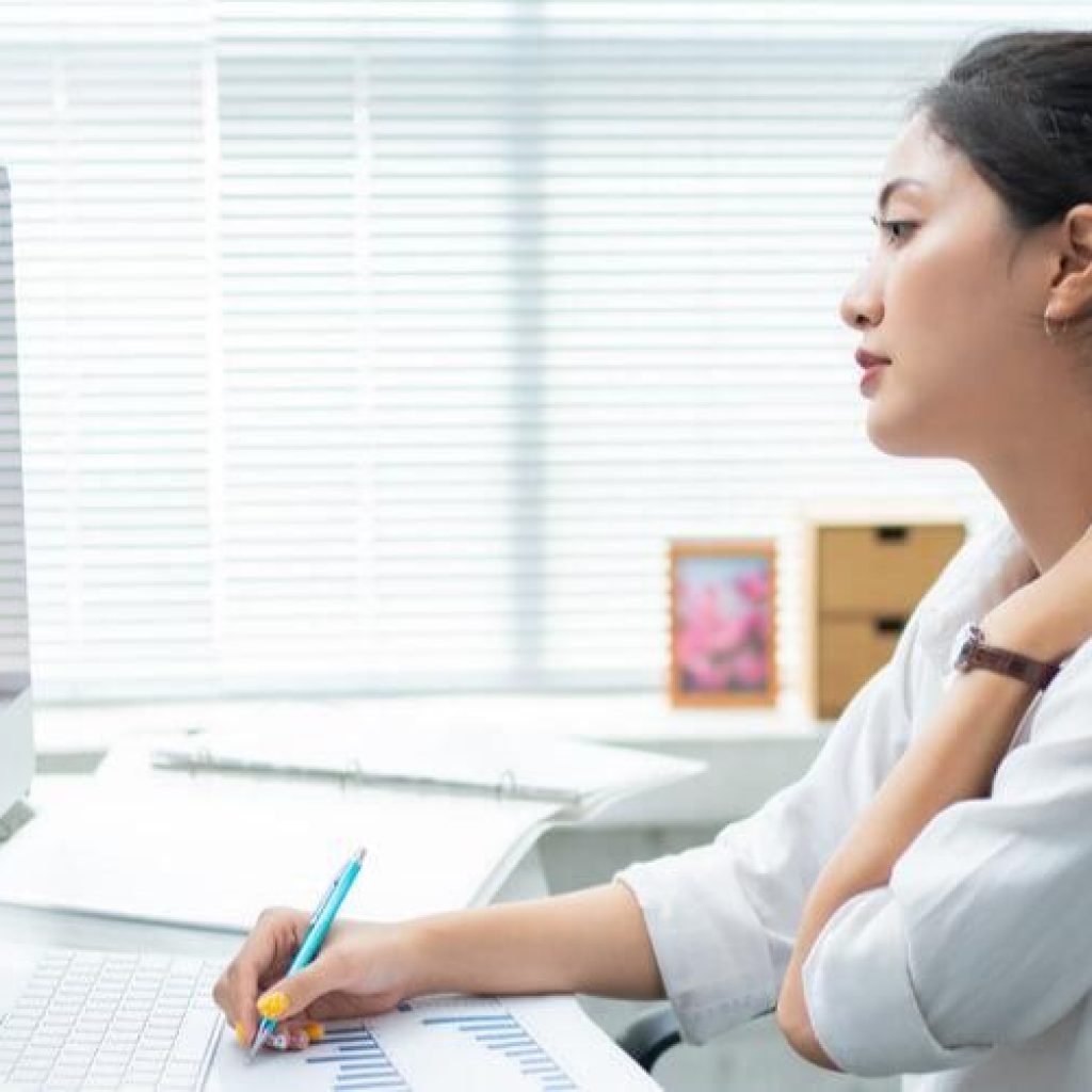 Atasi Nyeri Leher Akibat Terlalu Lama Di Depan Komputer Dengan Cara Ini