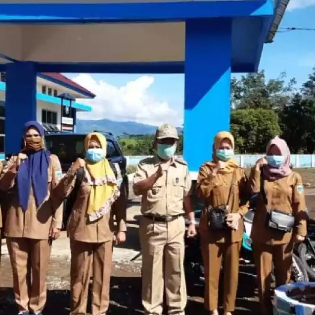 Putuskan Mata Rantai Penyebaran Covid-19, Satu Kecamatan Mulak Sebingkai Lahat Bagikan Galon dan Sabun