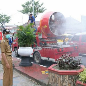 Disinfektan Disemprotkan di jalan Kota palembang