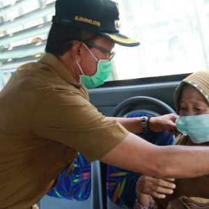 Harnojoyo Bagi Masker ke Warga Palembang
