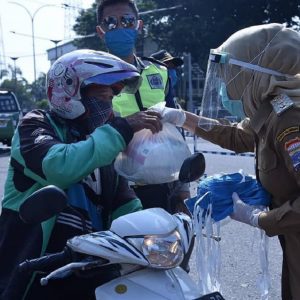 Wawako Palembang Bagikan Masker dan Paket Sembako untuk Masyarakat Berpenghasilan Rendah