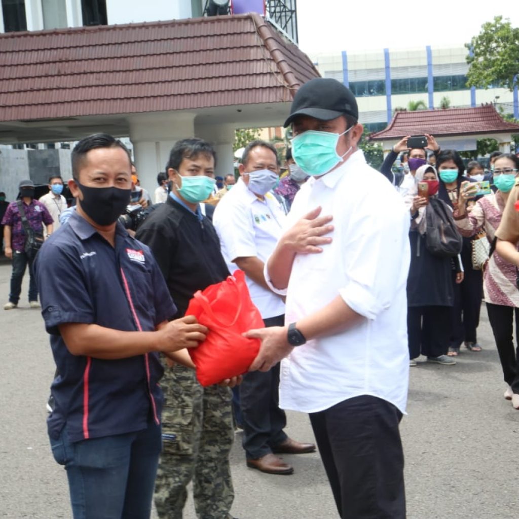 Peduli Wartawan “Covid-19”,  Herman Deru Bagi-Bagi Masker dan Hand Sanitizer