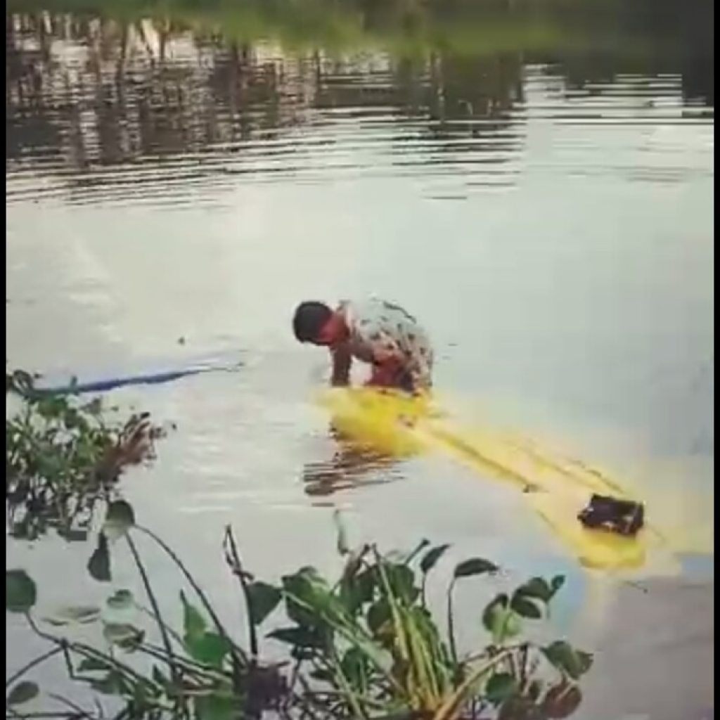 Angkot Jurusan Ampera Karyajaya Terjun Bebas ke Sungai Bersama Penumpang