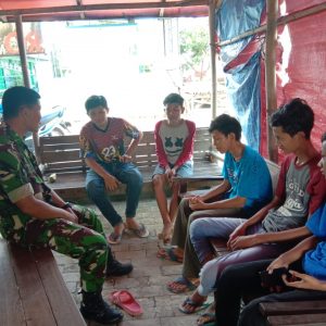 Satgas TMMD Jalin Keakraban Dengan Kepada Remaja Desa Kedungsari