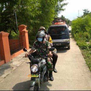 Satgas TMMD Mengawal Penyemprotan Disinfektan Tehadap Berkembangnya Covid-19