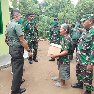 Tim Irut,Um Irdam IV/Diponegoro Berikan Bingkisan Kepada Mbah Sulkan