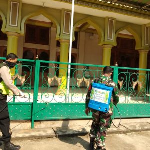 Satgas TMMD Lakukan Penyemprotan Disinfektan Di Masjid Jami’ Al Mutaqin