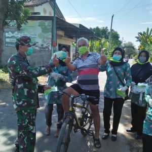 Wujud Nyata Kepedulian Satgas TMMD Bagikan Masker Kepada Masyarakat
