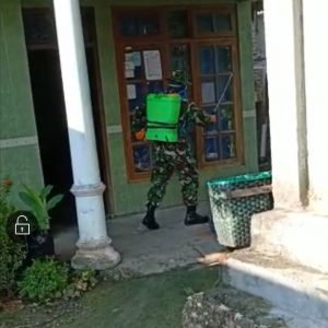 Satgas TMMD107 Lakukan Penyemprotan Disinfektan Di Rumah Warga,