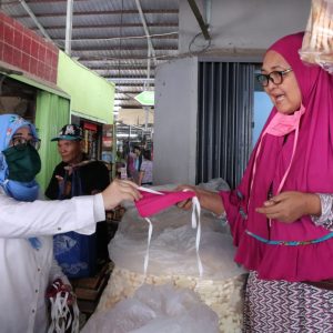 Dinas Perdagangan Kota Palembang, Berikan 200 Masker di Pasar-pasar Tradisional