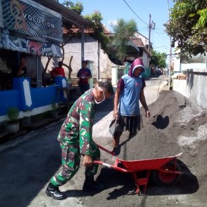 Satgas TMMD 107 Gunakan Angkong Untuk Melangsir Material