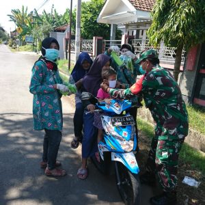 Kolaborasi Anggota Satgas Dan Ibu PKK Memutus Penyebaran COVID -19