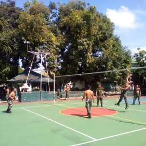 Anggota Satgas TMMD 107 Meluangkan Waktu Untuk Berolahraga