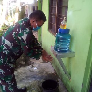 Tingkatkan Budaya Bersih, Satgas TMMD 107 Cuci Tangan Guna Menangkal Corona