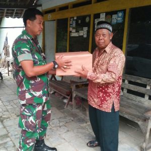 Satgas TMMD Bagikan Sembako Kepada Warga, Dampak Virus Covid-19