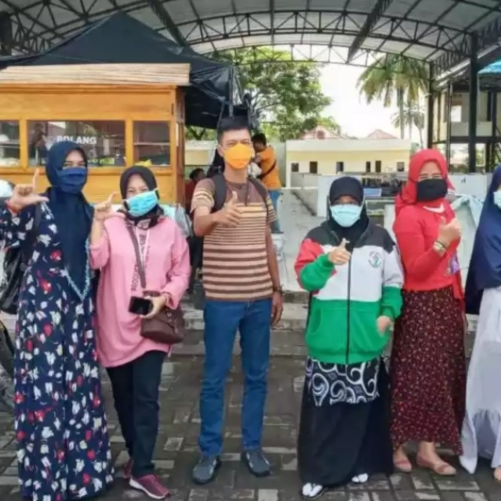 Ringankan Beban Masyarakat Ditengah Covid-19, Komunitas Jumat Berbagi Berikan Sembako