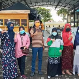 Ringankan Beban Masyarakat Ditengah Covid-19, Komunitas Jumat Berbagi Berikan Sembako