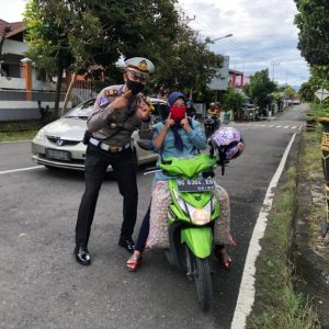 Satlantas Lahat Bagikan Masker dan Sosialisasi Pencegahan Corona ke Masyarakat