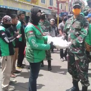Kodim 0405 Lahat Bagikan Sembako Gratis ke Tukang Ojek Hingga Buruh Harian