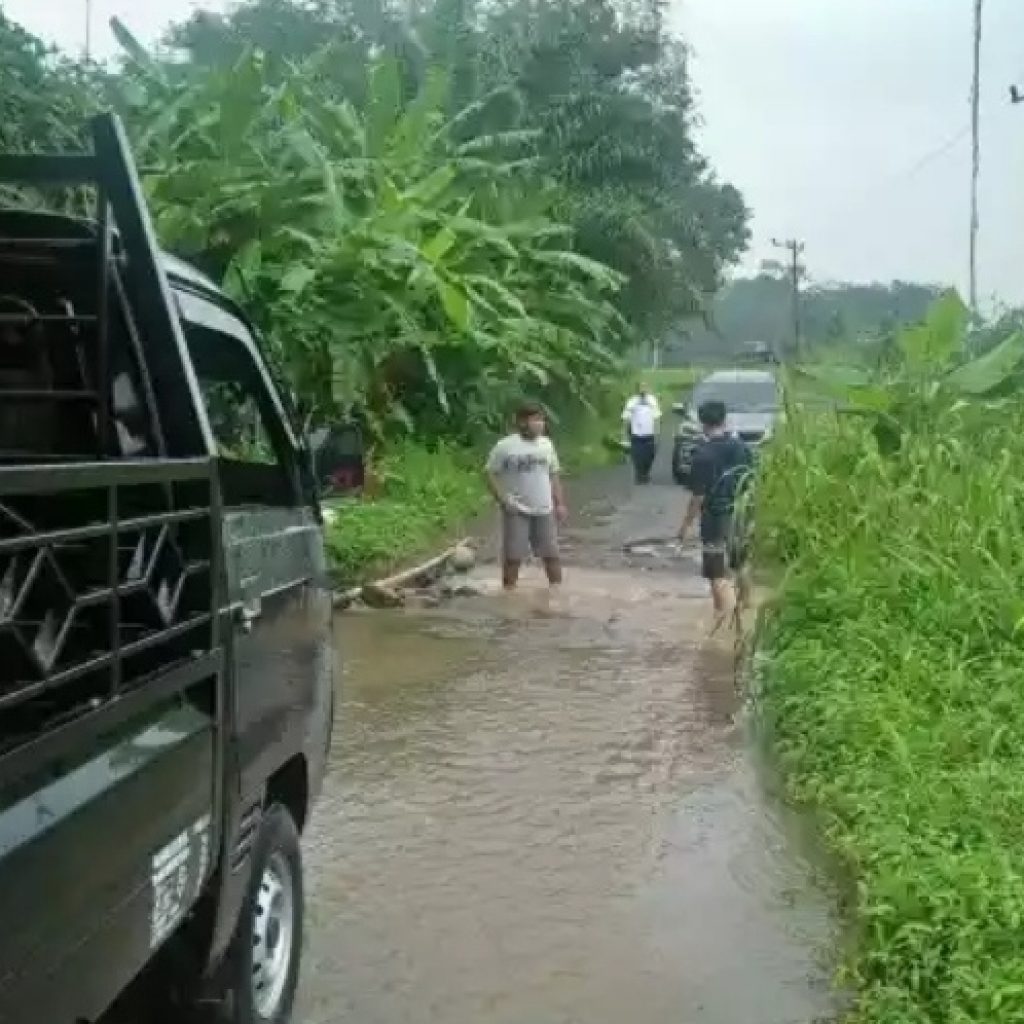 Jalan Penghubung Kecamatan Kikim Selatan dan kikim Timur Terputus Diterjang banjir