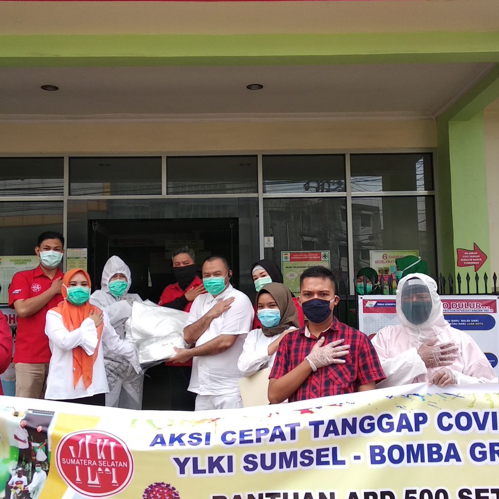YLKI Sumsel Bersama Bomba Grup Berikan APD ke 12 Tempat Pelayanan Kesehatan