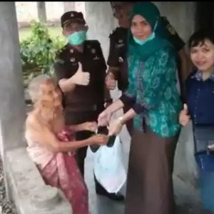 Bantu Warga Terdampak Covid-19, Kejari Muara Enim Salurkan Bantuan