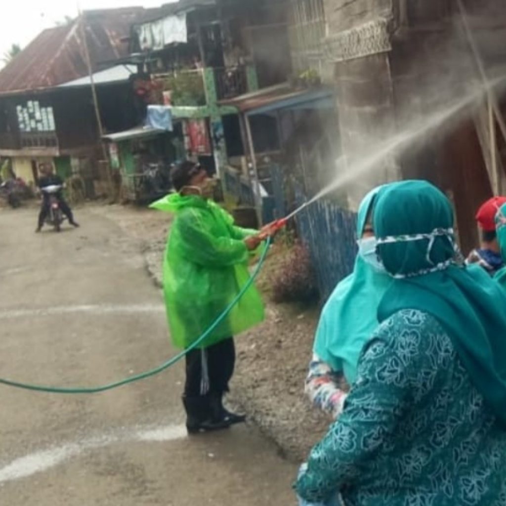 Kecamatan Semende Muara Enim, Lakukan Penyemprotan Disinfektan dan Bagikan Masker