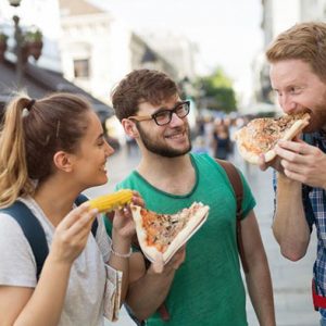 Ini Akibatnya Jika Sering Makan Dan Minum Sambil Berdiri
