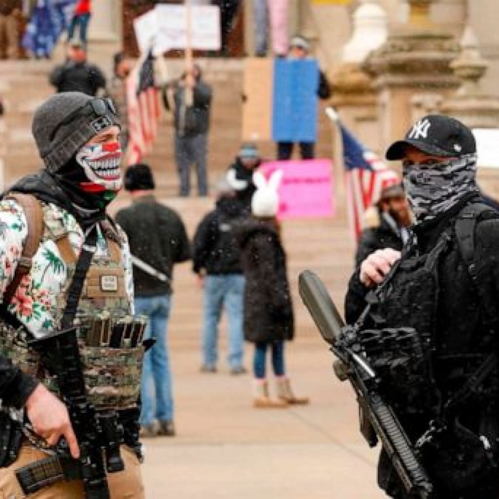 Warga AS Protes Aturan Di Rumah Saja,Dengan Bawa Senjata Api