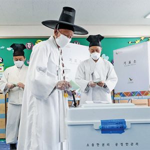 Pemilu Korsel Di Wabah Covid-19, Pemilih Bermasker Dan Boleh Memilih Di Karantina