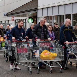 Warga Miskin Italia Dapat Makanan Gratis Dari Mafia Italia