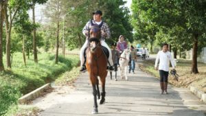 Penuh Keakraban, Begini Ngabuburit Ala Herman Deru dan Keluarga