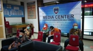 Bupati OKU Timur melakukan video conference (vidcon) bersama Menteri Sosial RI