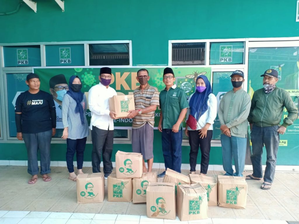 Peduli Covid-19 DPC PKB Kota Palembang Salurkan Bantuan Sembako