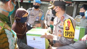 Kapolda Sumsel Antar Langsung Sembako ke Warga Terdampak Covid-19