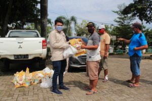 Bagikan Sembako, Kehadiran IJTI Sumsel Disambut Rasa Haru