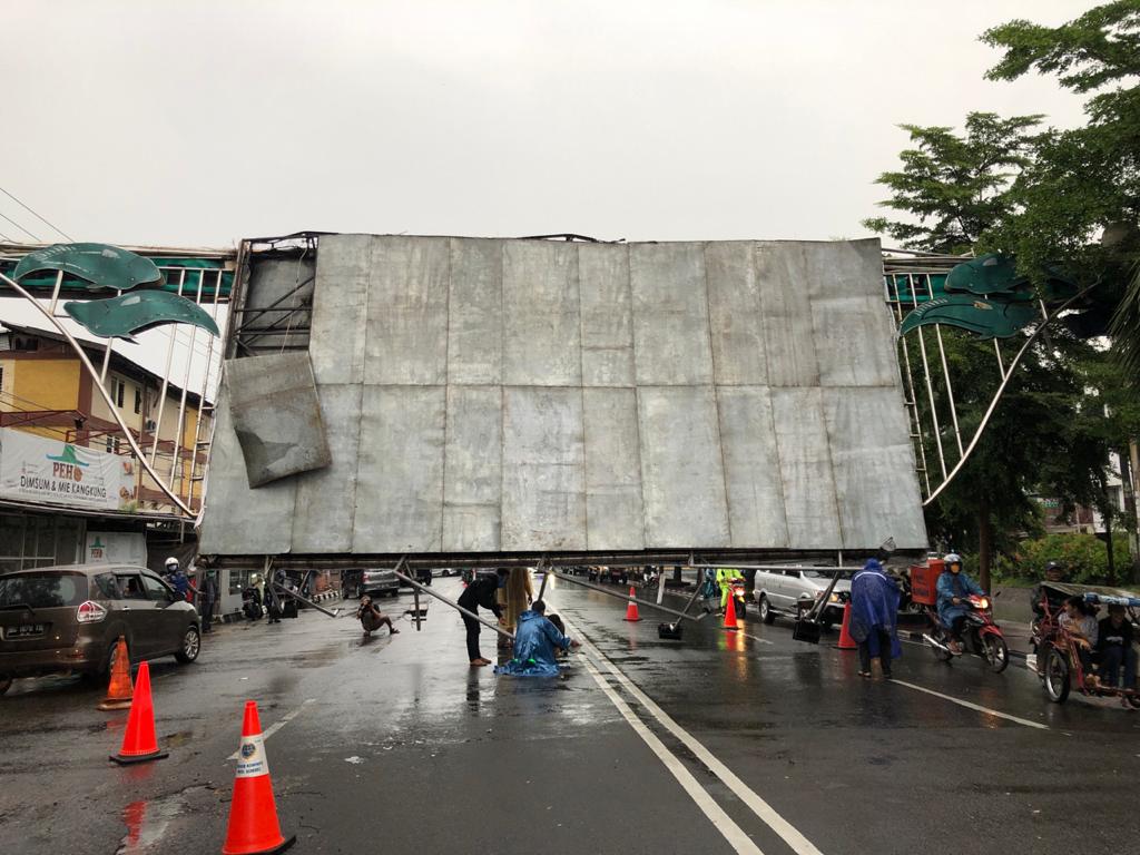 Papan Reklame di Dekat Ramayana Palembang Roboh