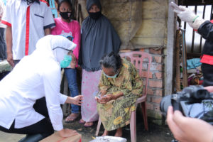 Pantau Masyarakat Miskin, Wawako Palembang Berikan Bantuan