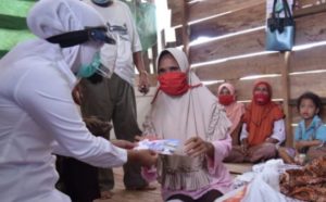 Fitrianti Sisihkan Rezeki  Bantu Ringankan Beban Warga Terdampak Covid-19