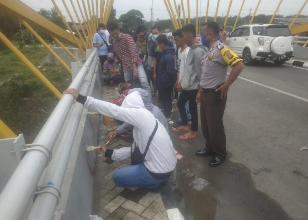 Siswa Di Lahat Cat Ulang Jembatan Bekas Aksi Vandalisme
