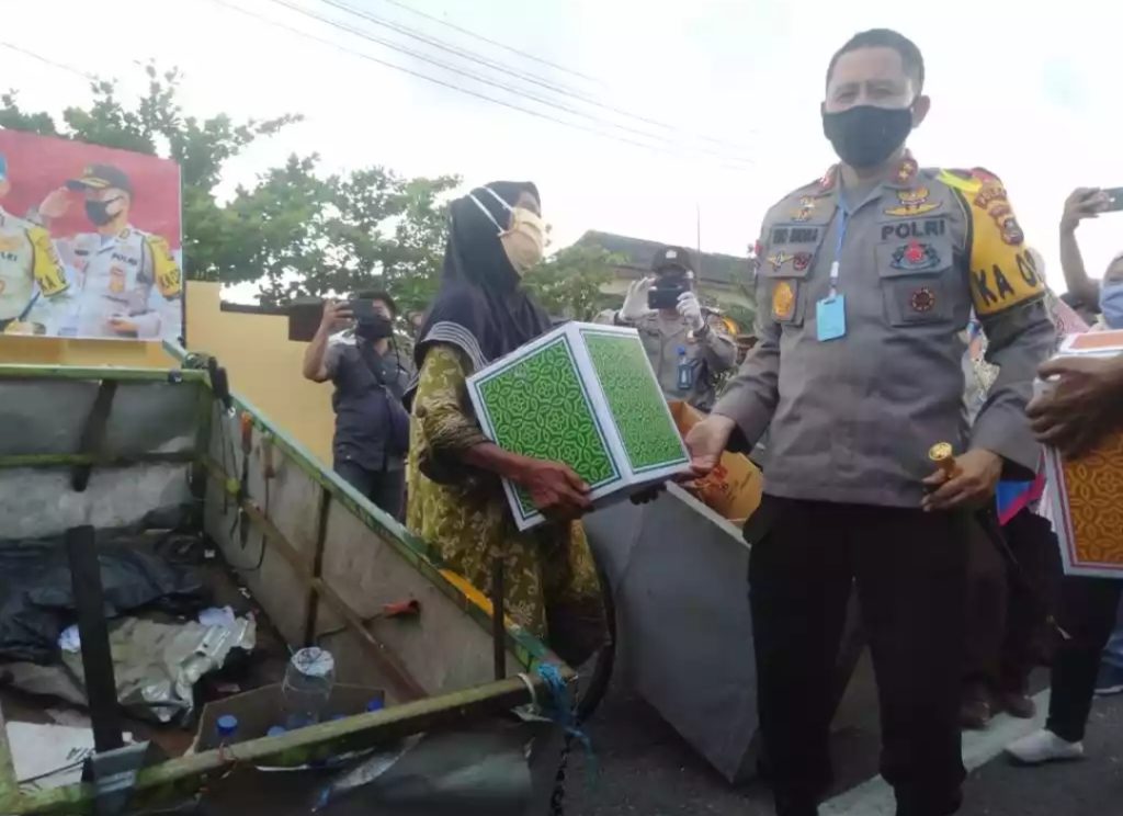 Kunjungan Ke Lahat, Kapolda Sumsel Bagikan Sembako