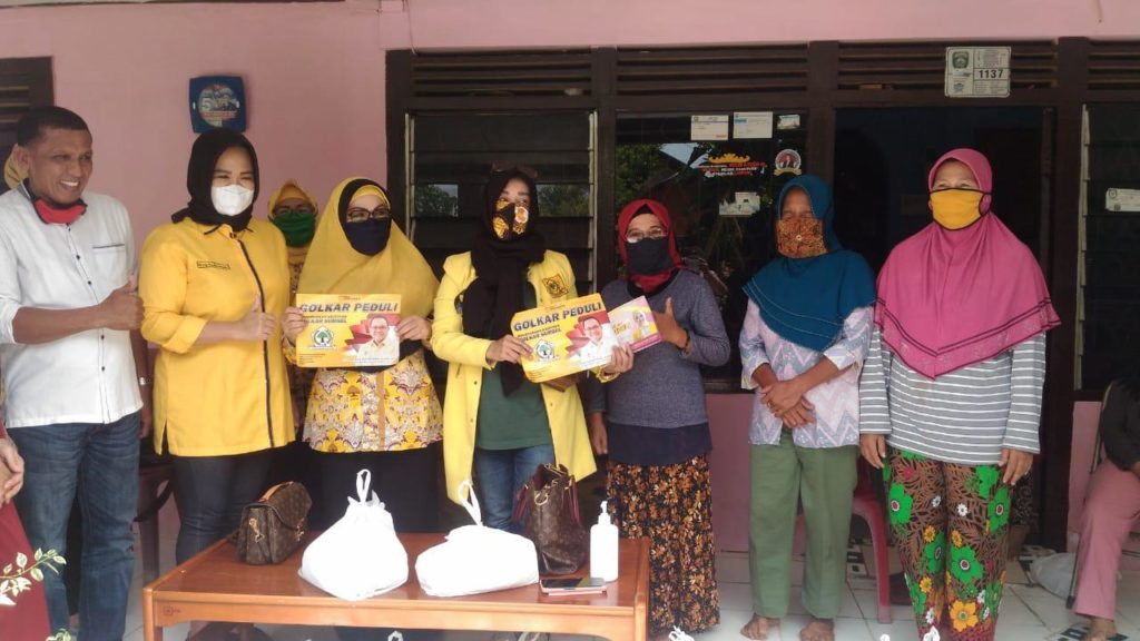 Perempuan Golkar Sumsel Bagikan Sembako Bagi Warga Terdampak Covid 19