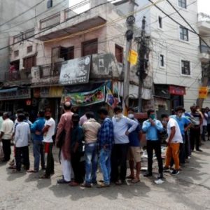 Warga India Antre Beli Miras Ketika Lockdown Corona Dilonggarkan