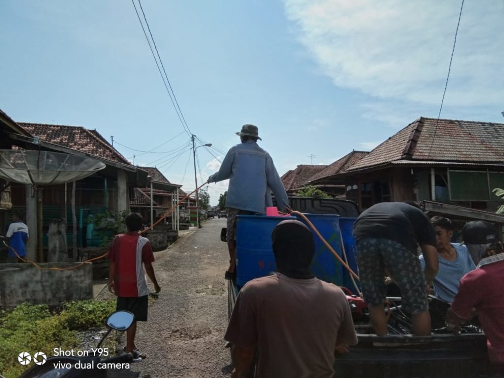 Warga Desa Epil Swadaya Semprot Desinfektan Keliling Kampung