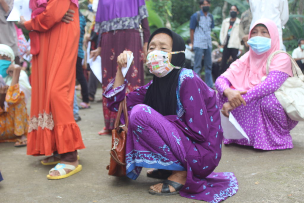 Lansia Warnai Antrian Pencairan Dana BST Dikecamatan Lais