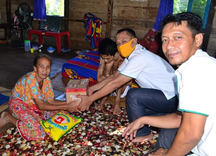 PBSI Muba Bagikan Bantuan Sembako Ke Warga Kurang Mampu