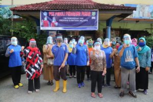 Blusukan ke Pasar-Pasar Tradisional, Feby Deru Bagikan APD